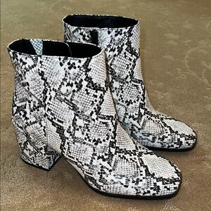 NWOB Mix No.6 Benisa Snakeskin Print Boots, 9.5